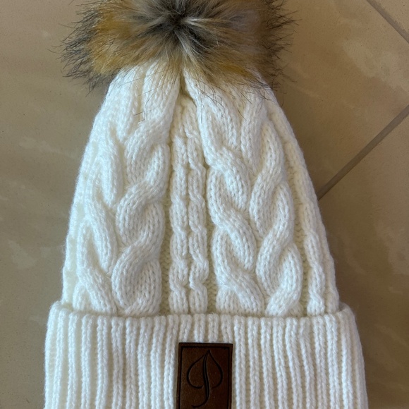 2866 Cirque Mountain Apparel faux fur white hat - Picture 2 of 8